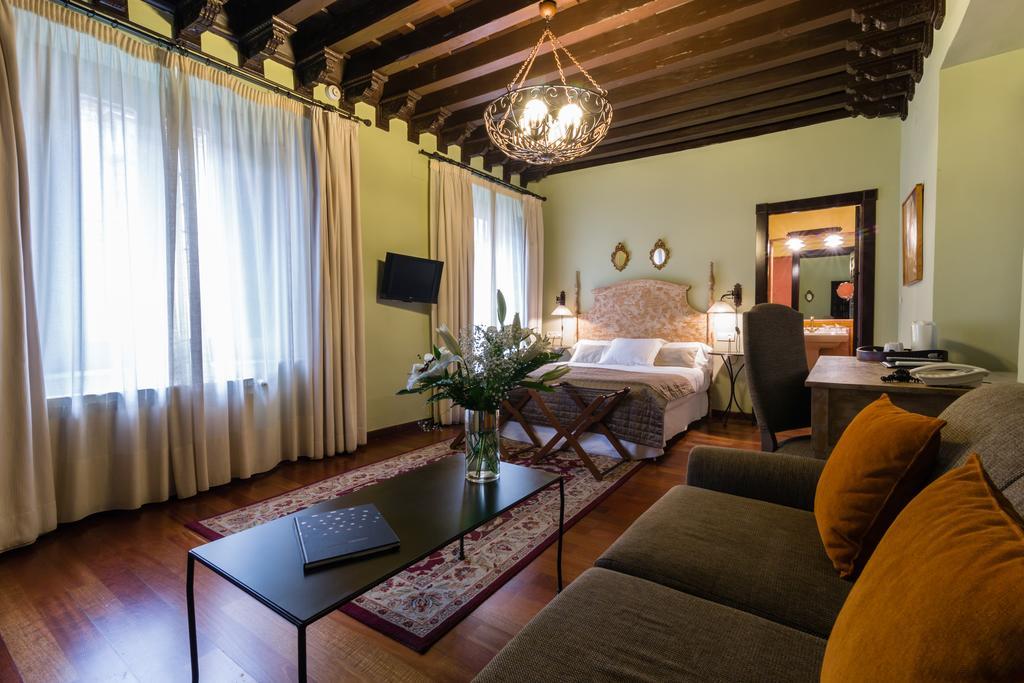 Palacio De Mariana Pineda 4*